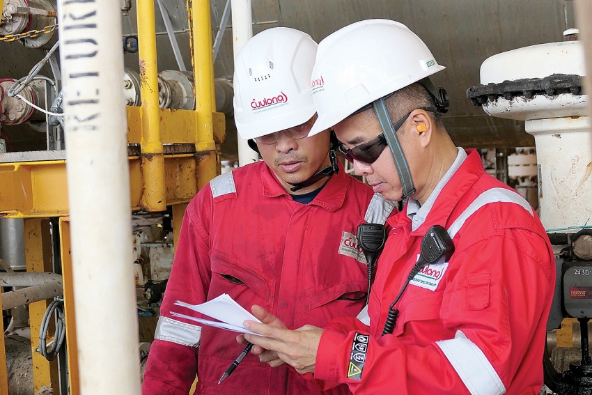Anh Nguyễn Văn Phú, Giám sát An toàn, Sức khỏe và Môi trường trên giàn đang kiểm tra an toàn